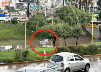 VIDEO| Lluvias provocó caos vial y un auto varado en el desnivel de la glorieta del Real Inn